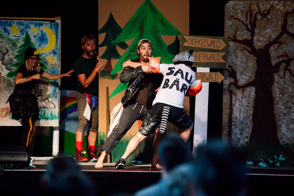 Graffl vs. Saubär im Theaterstück "Klumpat und Graffl"