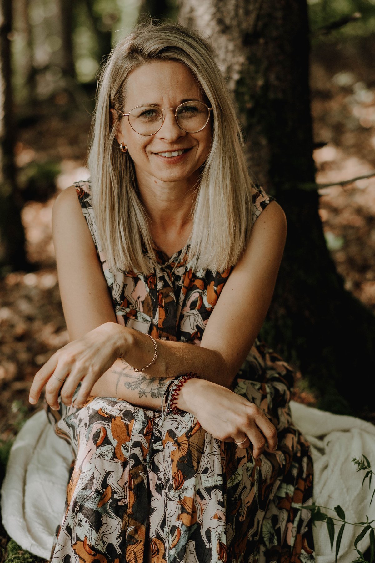 Kinderbuchautorin Bianca Rosenberger im Wald