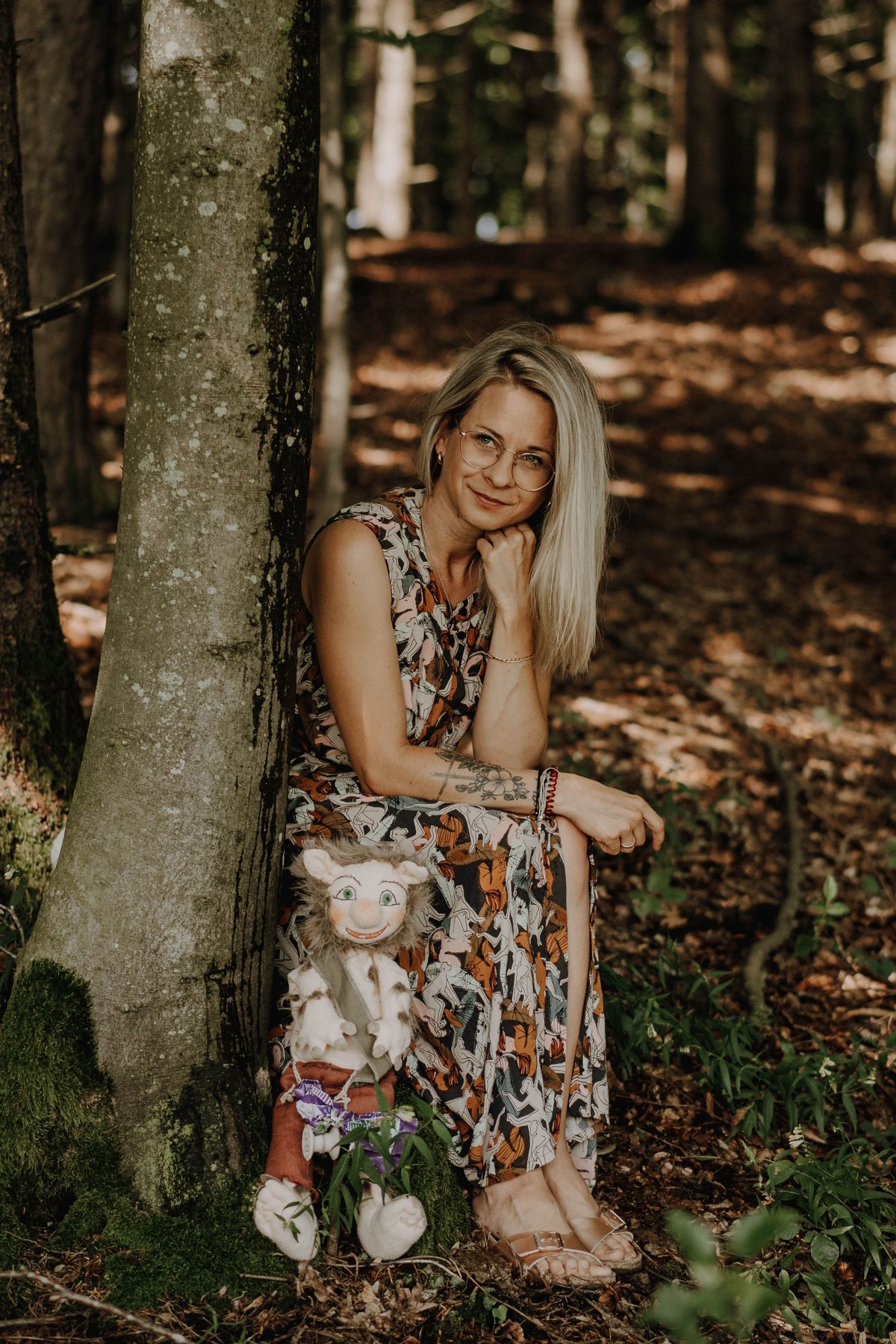 Kinderbuchautorin Bianca Rosenberger mit Klumpat im Wald