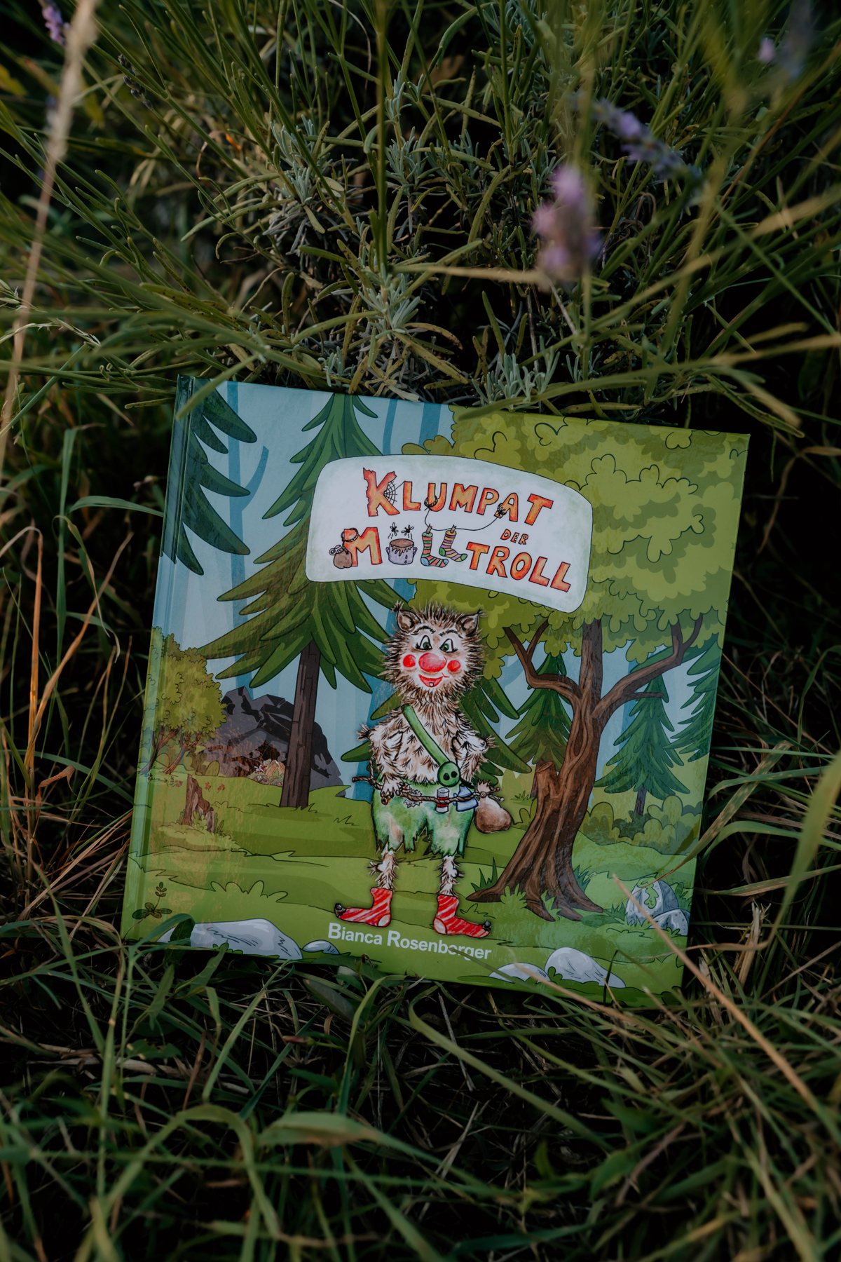 Buch Klumpat der Mülltroll im Gras
