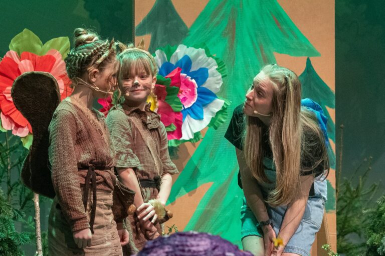 Szene aus dem Familienmusical Klumpat der Mülltroll