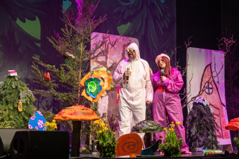 Szene aus dem Familienmusical Klumpat der Mülltroll
