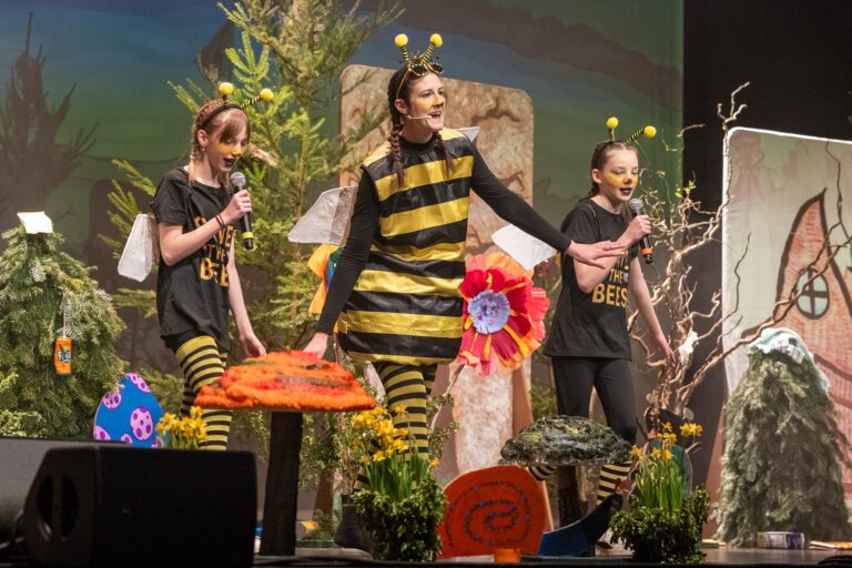 Szene aus dem Familienmusical Klumpat der Mülltroll