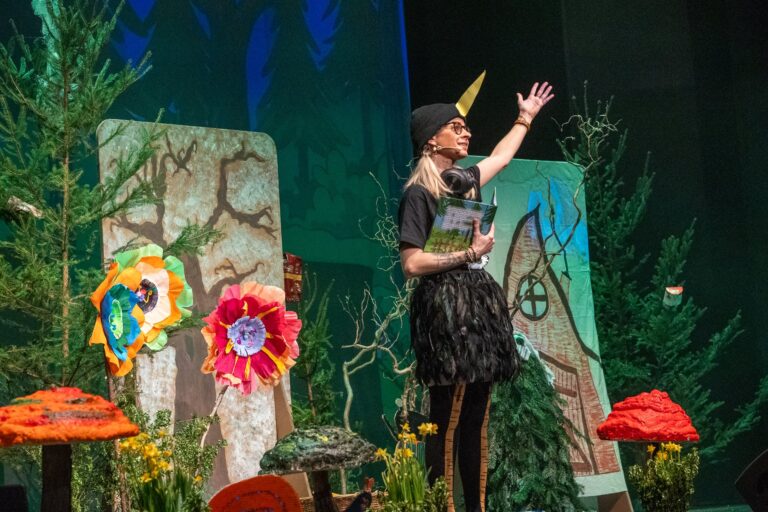 Szene aus dem Familienmusical Klumpat der Mülltroll