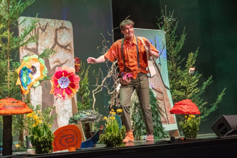 Szene aus dem Familienmusical Klumpat der Mülltroll