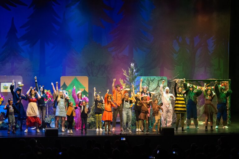 Szene aus dem Familienmusical Klumpat der Mülltroll