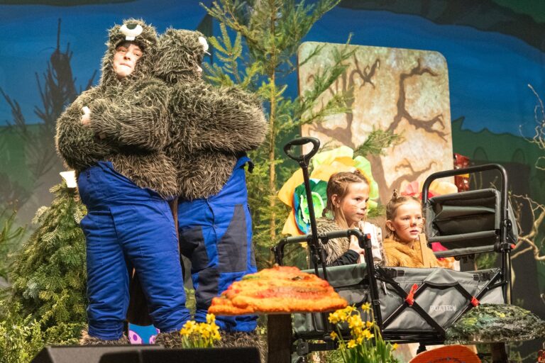 Szene aus dem Familienmusical Klumpat der Mülltroll
