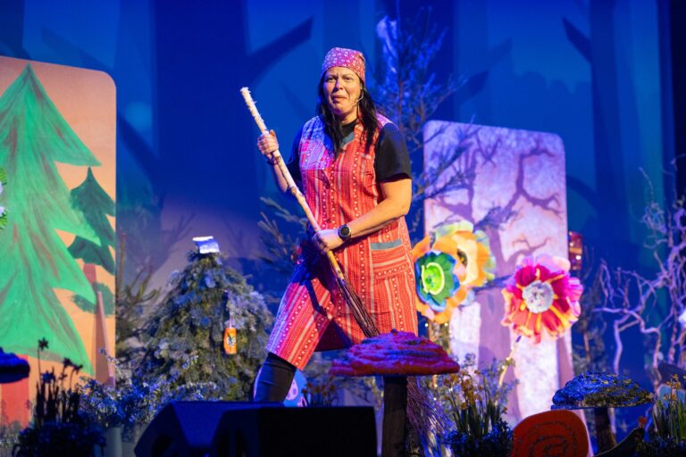 Szene aus dem Familienmusical Klumpat der Mülltroll