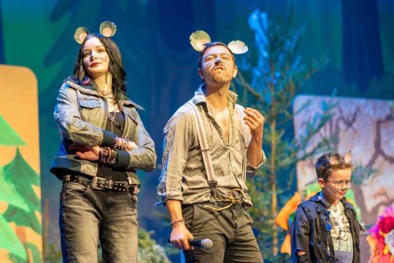 Szene aus dem Familienmusical Klumpat der Mülltroll