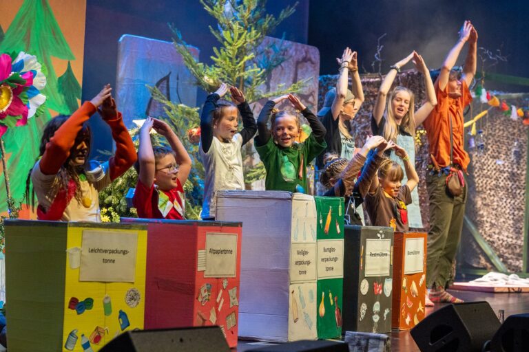 Szene aus dem Familienmusical Klumpat der Mülltroll