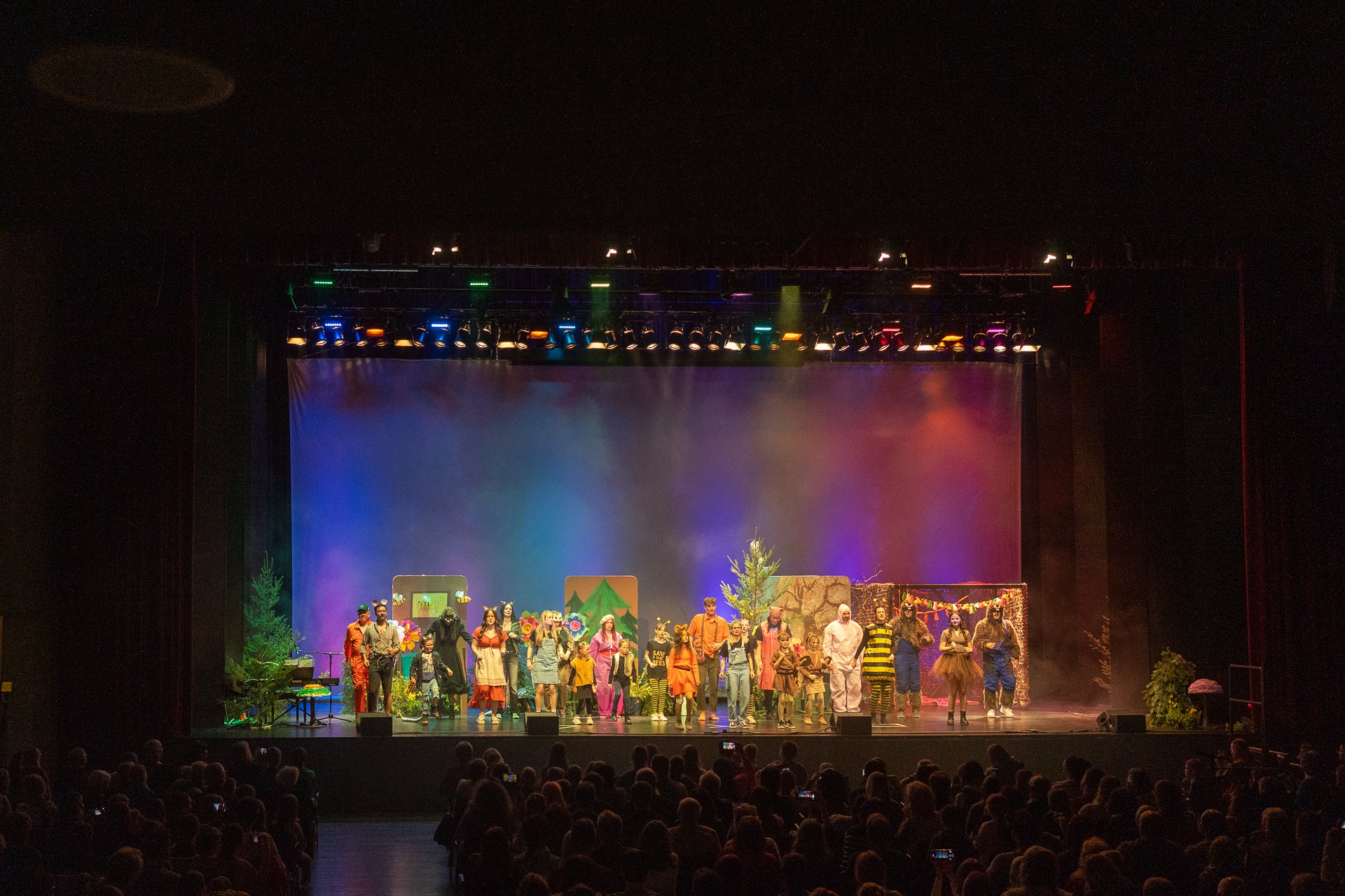 Ensemble des Klumpat-Musicals beim Schlussapplaus auf der Bühne