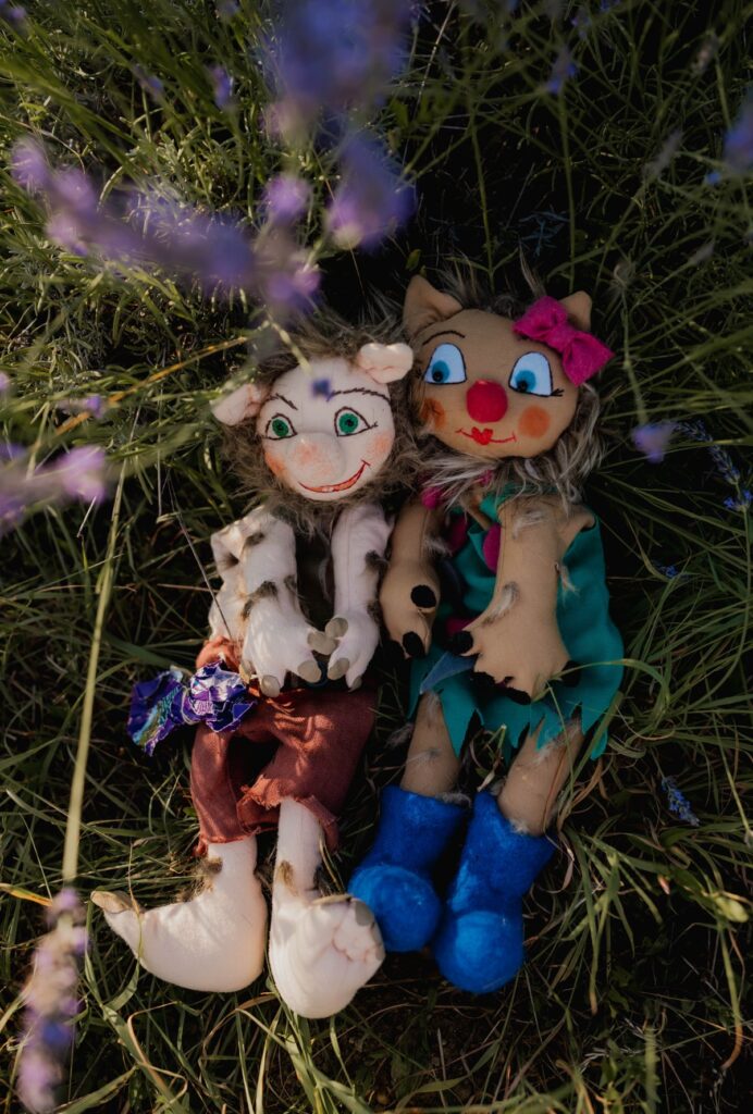 Klumpat und seine Freundin als Stoffpuppen im Lavendel