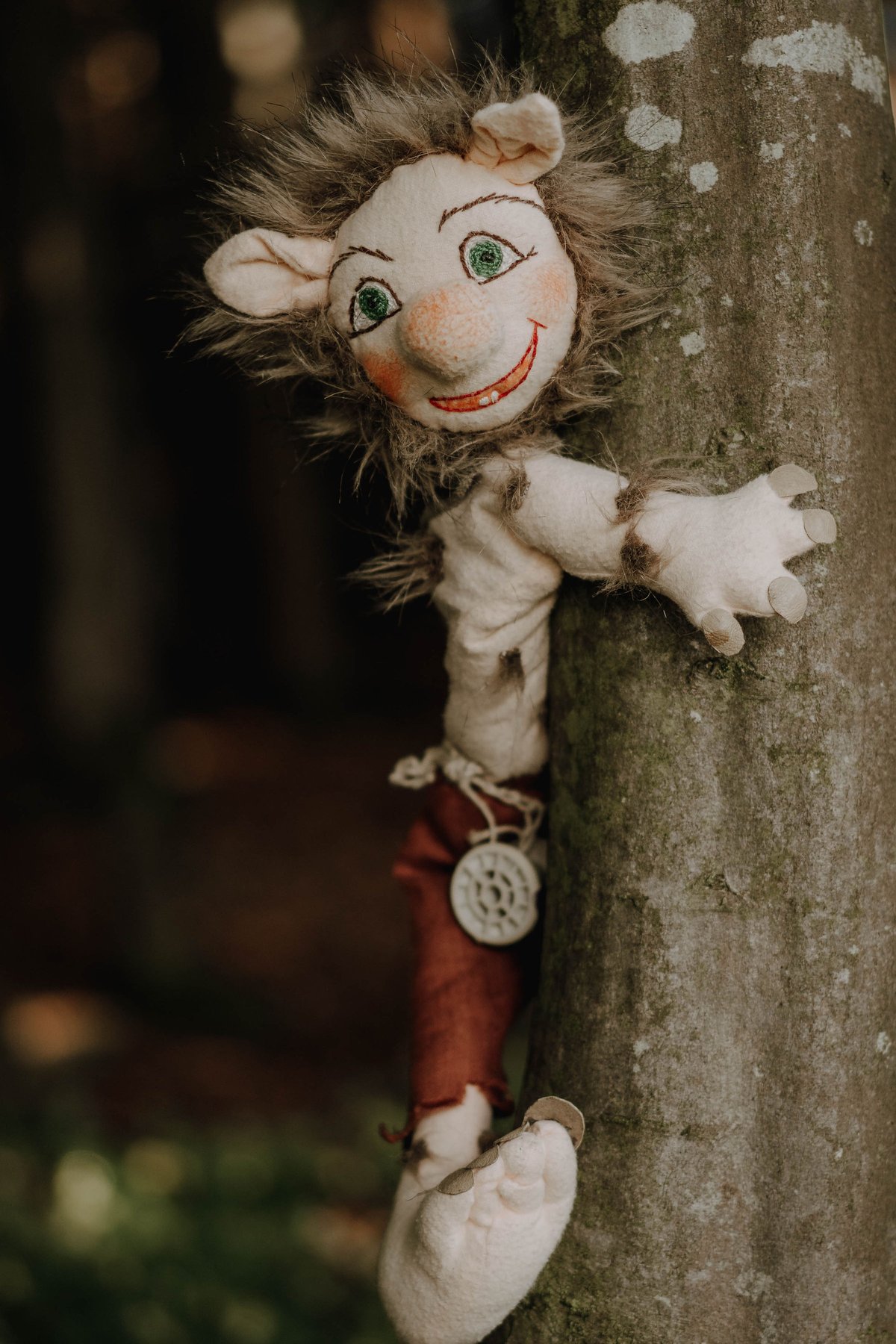 Klumpat der Mülltroll klettert auf einen Baum